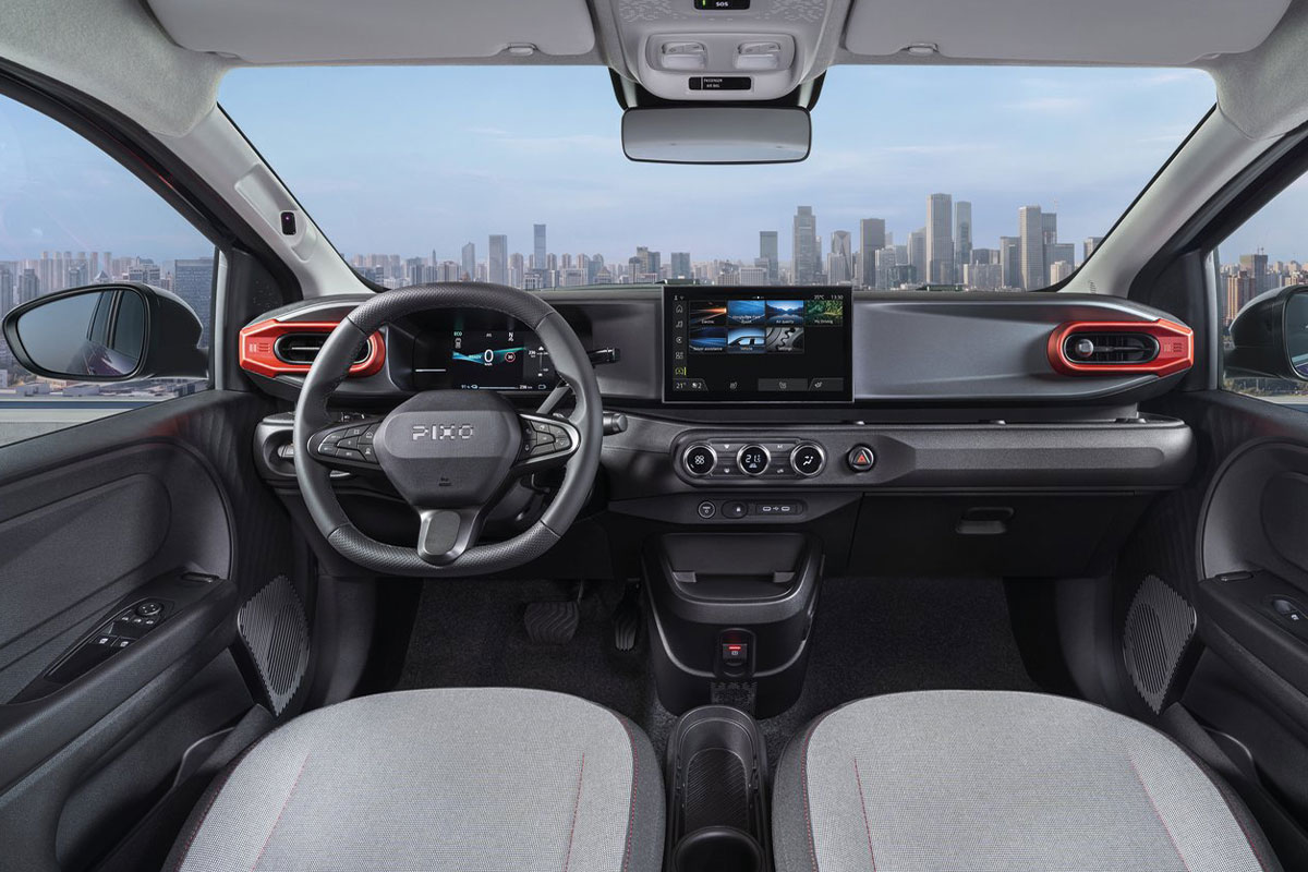 Innenraum des Nissan Pixo mit Lenkrad, digitalem Cockpit, zentralem Display und Armaturenbrett.
