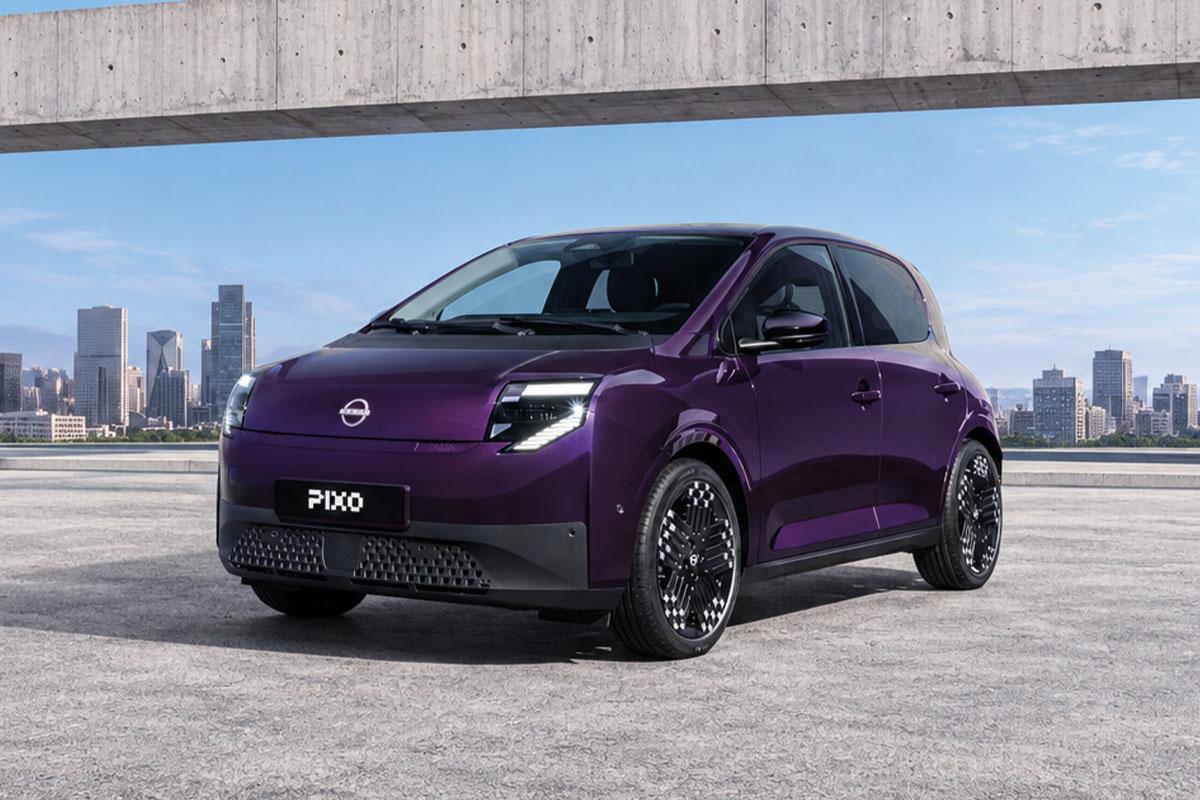Violetter Nissan Pixo in schräger Frontansicht vor einer modernen Stadtkulisse.