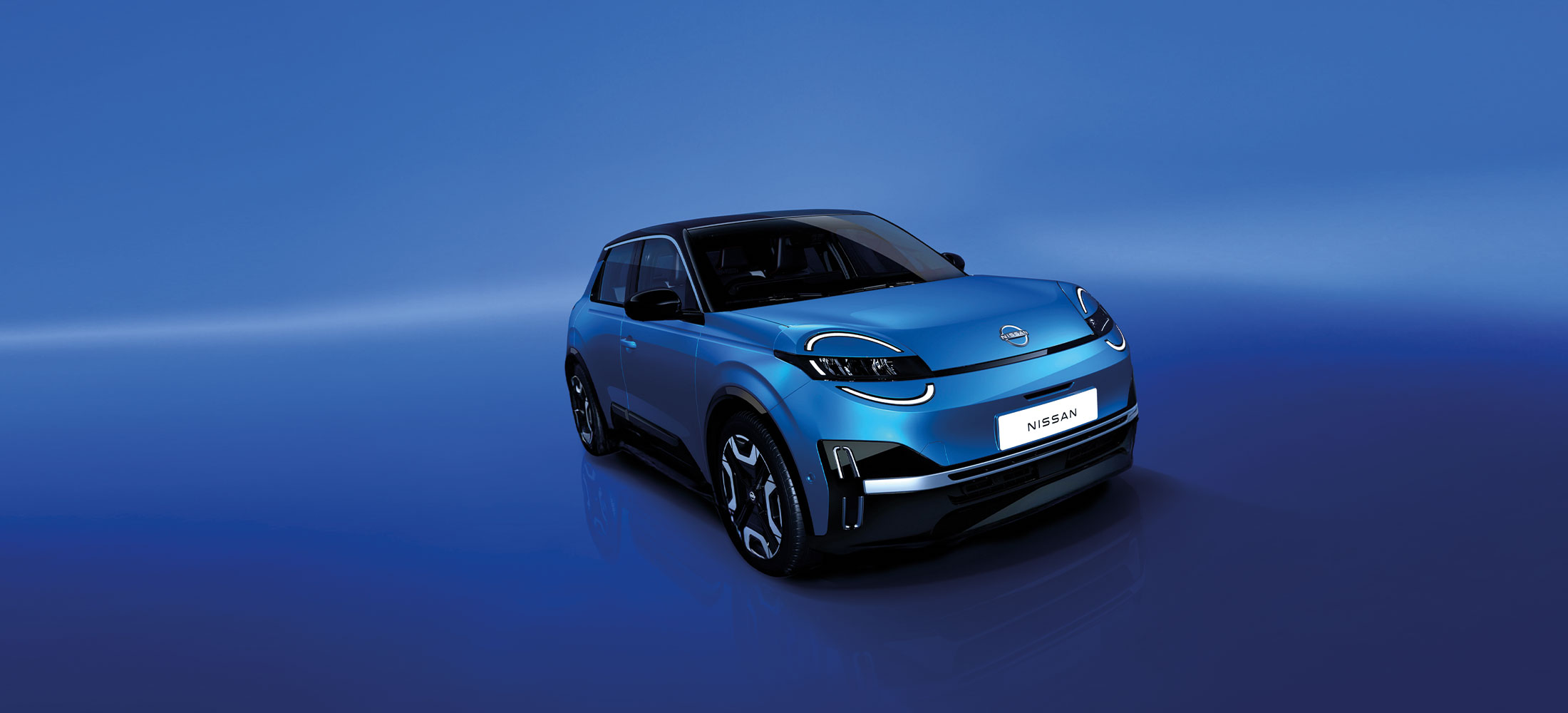 Nissan Micra in Blau mit blauem Hintergrund