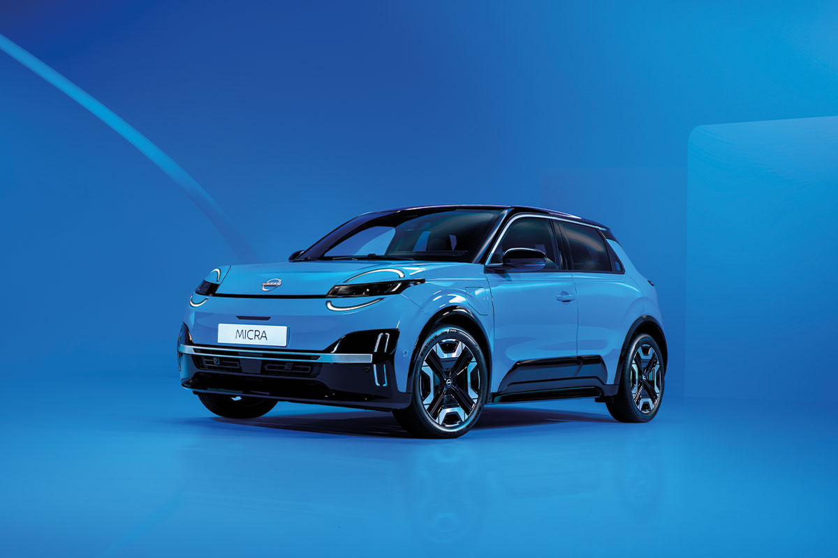 Der Nissan Micra Elektro in blau von der Seite vorne