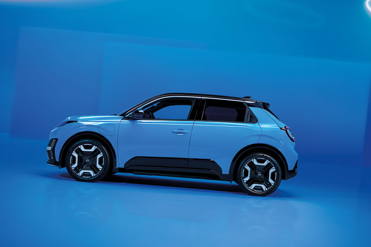 Der Nissan Micra Elektro in blau von der Seite