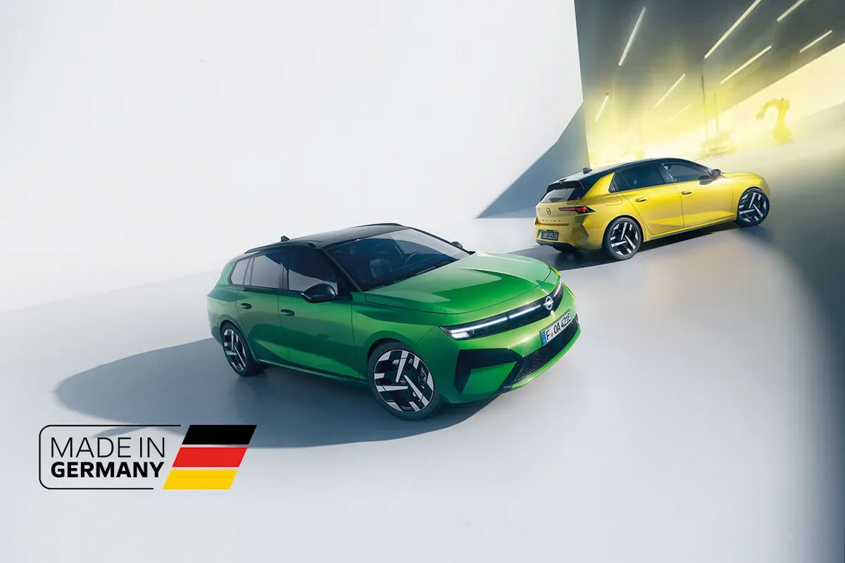 Der neue Opel Astra und Opel Astra Sportstourer in blau und grün inkl Schriftzug "Made in Germany" 