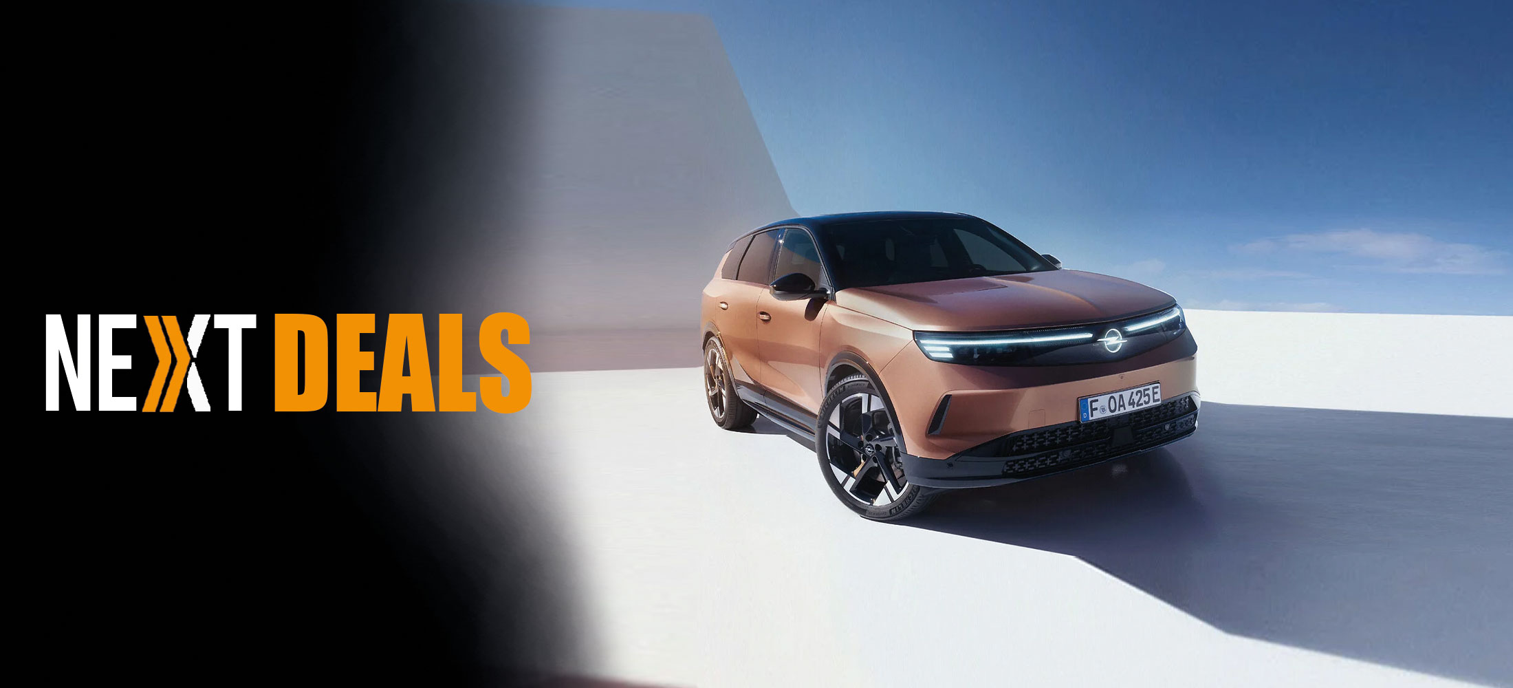 Opel Grandland in Impakt Kupfer Metallic von der Seite vorne und Next Deals Logo auf der linken Seite