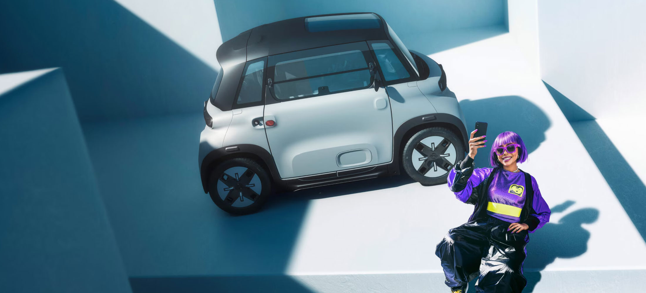 Opel Rocks abgebildet mit einer Frau die ihr Handy hochhält