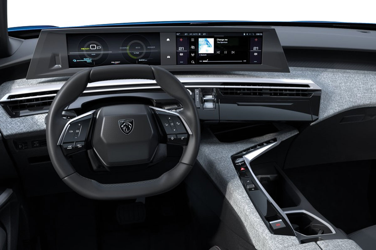 Cockpitansicht des Peugeot E-3008 mit kompaktem Lenkrad, vollständig digitalem Fahrerdisplay und nahtlos integriertem Infotainmentsystem