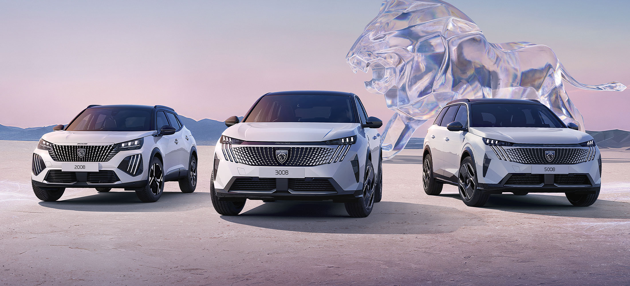 Die neuen Peugeot 2008, 3008 und 5008 SUV-Modelle nebeneinander vor einem stilisierten Glaslöwen in futuristischer Wüstenlandschaft.