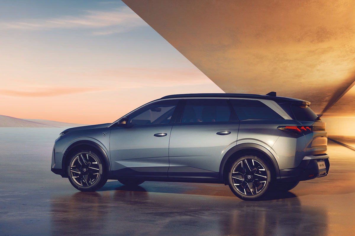 Peugeot 5008 in grau von der Seite