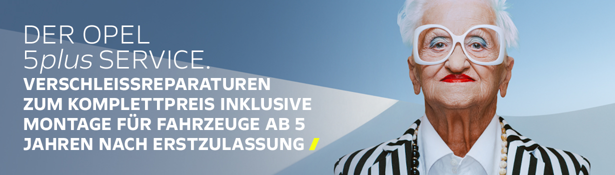 Werbemotiv für den Opel 5plus Service mit älterer Frau mit weißer Brille und Hinweis auf Verschleißreparaturen zum Komplettpreis für Fahrzeuge ab fünf Jahren.