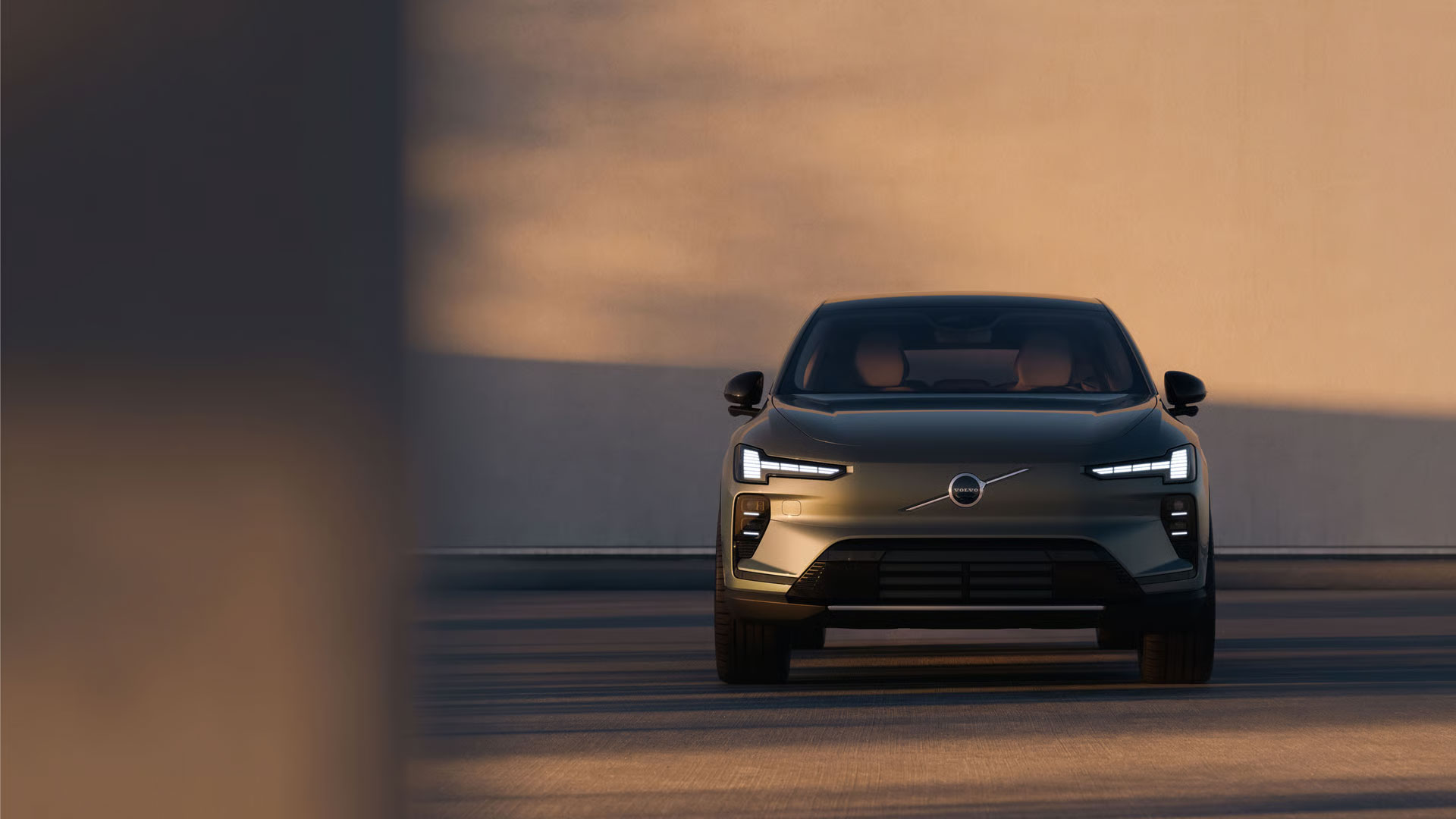 Eine Frontansicht des Volvo EX60, der vor einer Wand steht