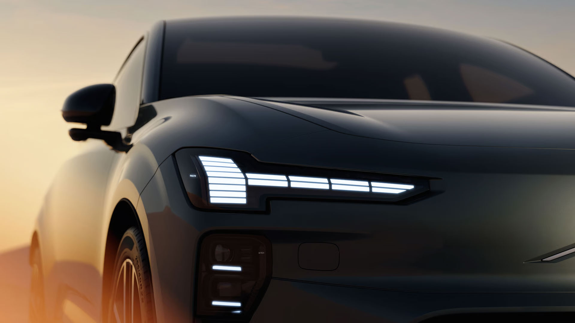 Eine Nahaufnahme der rechten Frontscheinwerfer und des Frontschilds des Volvo EX60