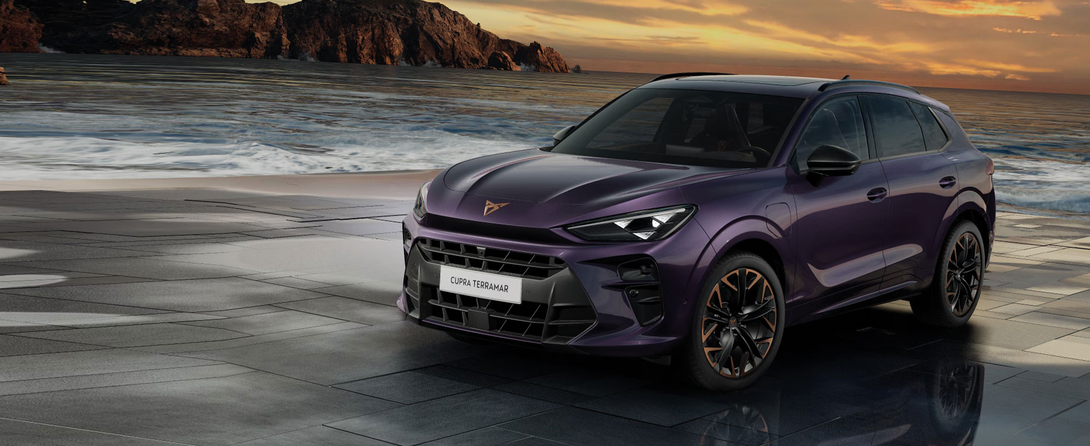 Lila Cupra Terramar SUV auf einer Promenade am Meer, im Hintergrund Sonnenuntergang und Felsen an der Küste.