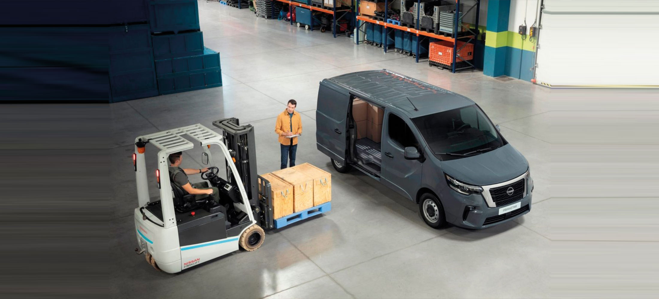 Nissan Primstar in einem großen Lager